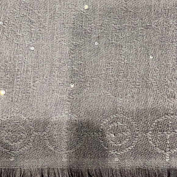 Henri Bendel Scarf. 87x36 Rare iridescent writing with jewels on entire scarf. - Picture 10 of 10